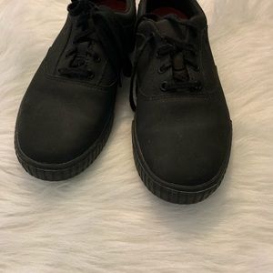 Black sneakers approved for restaurant workers.